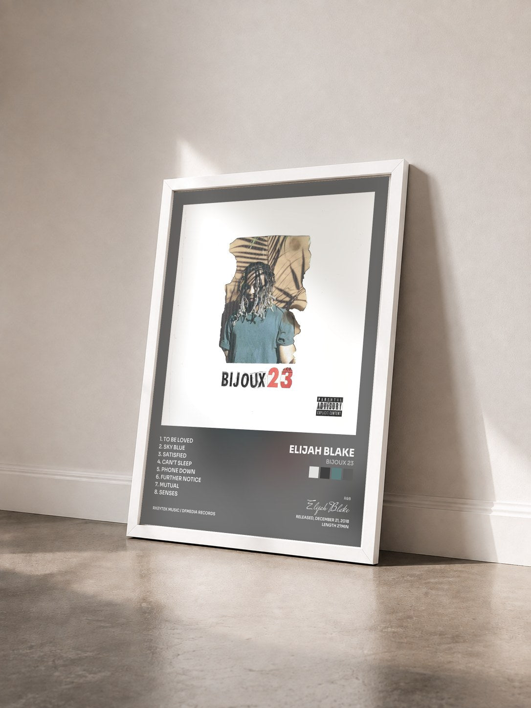 #blanc Tableau de l'album Bijoux 23 de Elijah Blake vu de trois quarts, cadre blanc