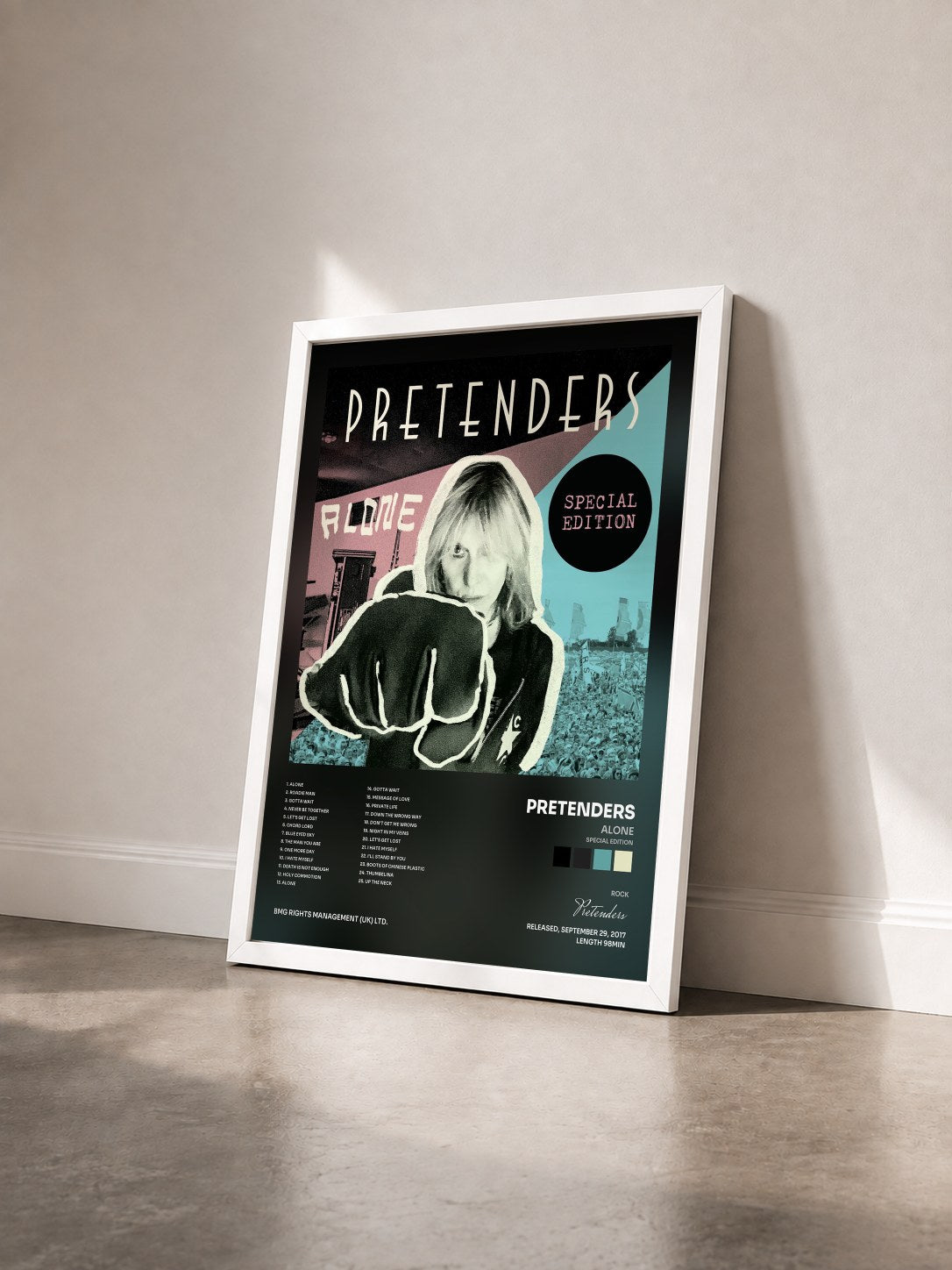 #blanc Tableau de l'album Alone (Special Edition) de Pretenders vu de trois quarts, cadre blanc