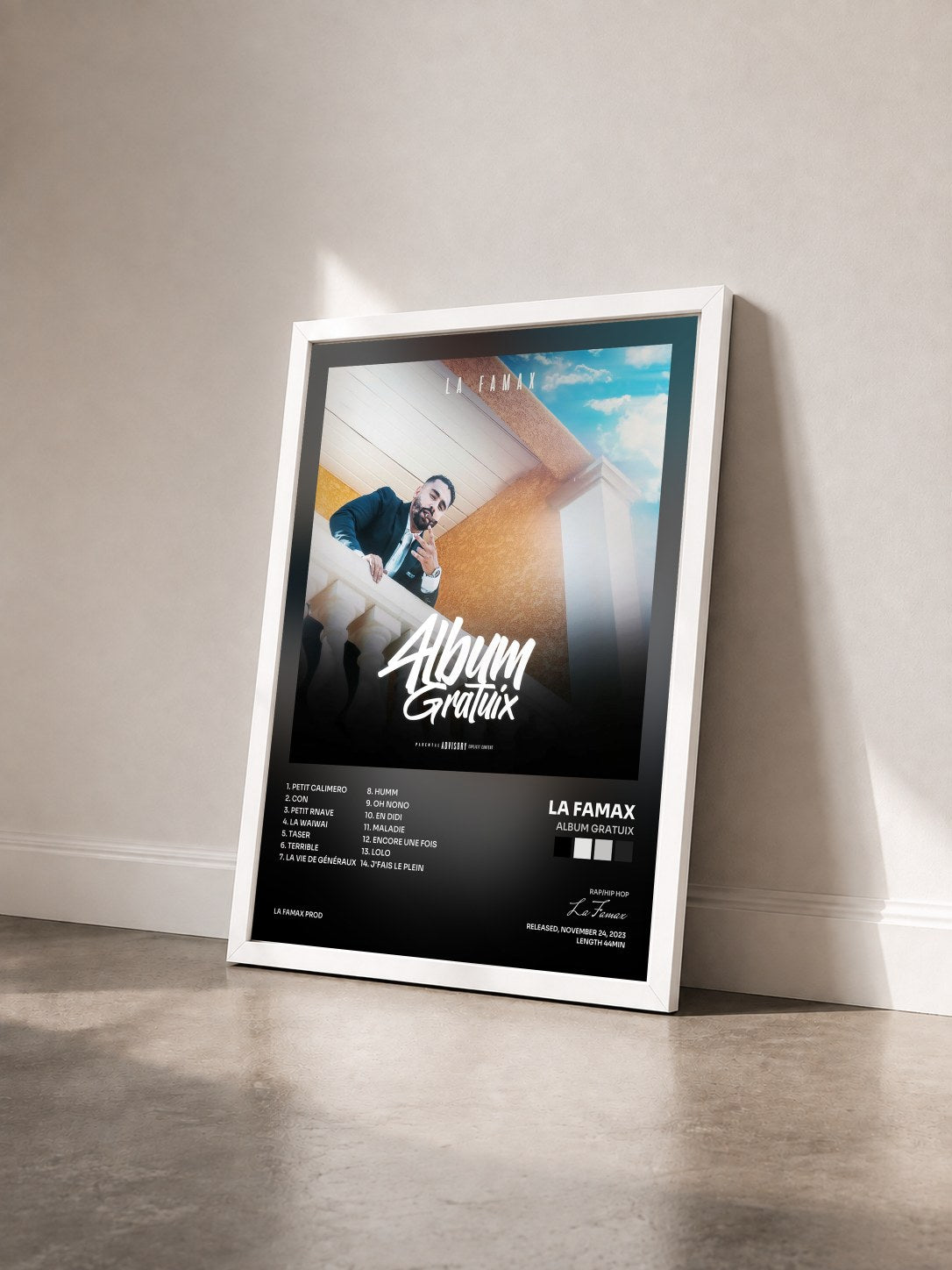 #blanc Tableau de l'album Album Gratuix de La Famax vu de trois quarts, cadre blanc