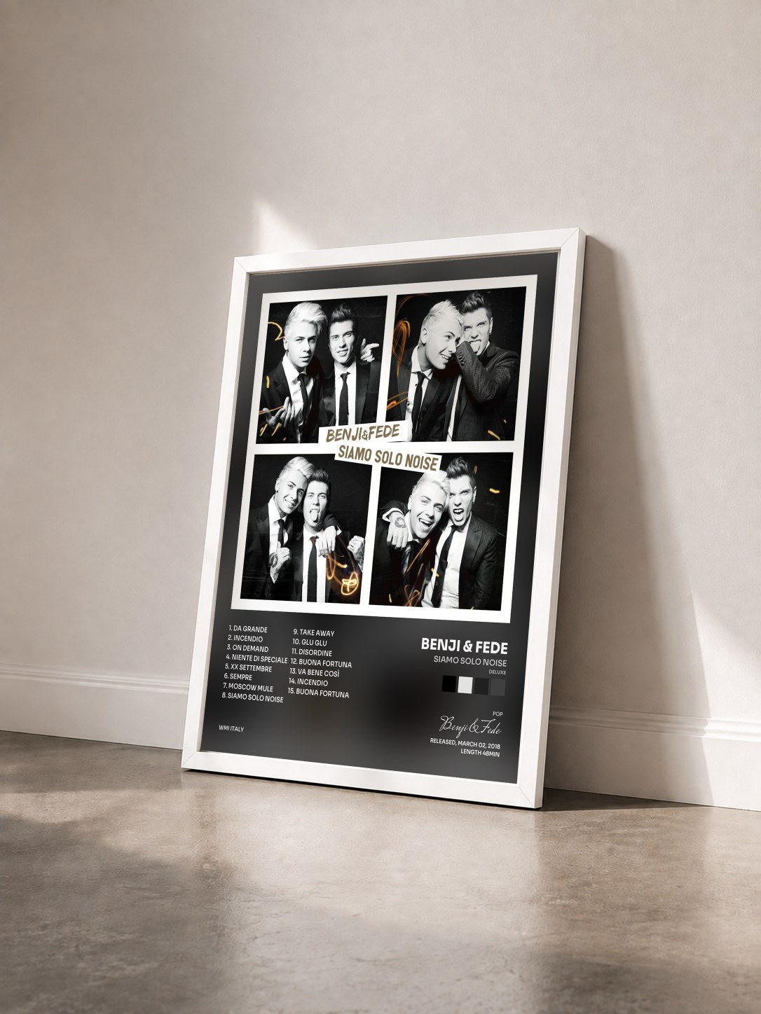 #blanc Tableau de l'album Siamo solo noise (Deluxe) de Benji & Fede vu de trois quarts, cadre blanc
