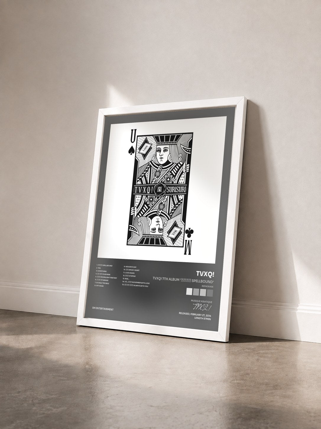 #blanc Tableau de l'album TVXQ! 7th Album '수리수리 Spellbound' (Repackage) de TVXQ! vu de trois quarts, cadre blanc