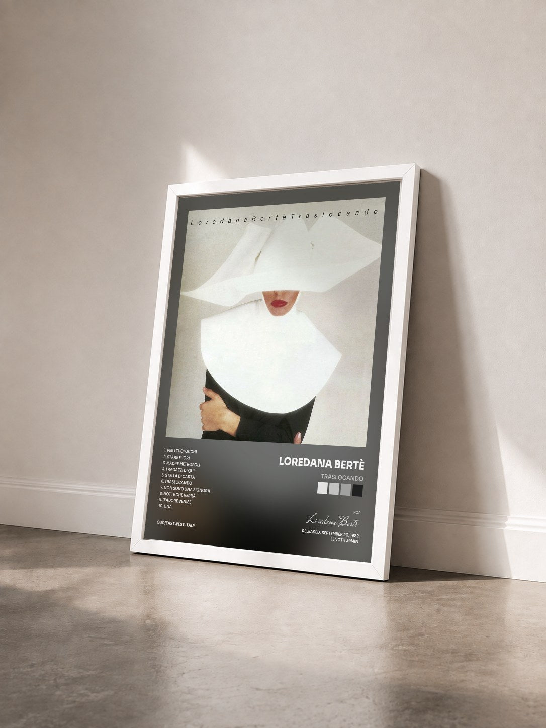 #blanc Tableau de l'album Traslocando de Loredana Bertè vu de trois quarts, cadre blanc