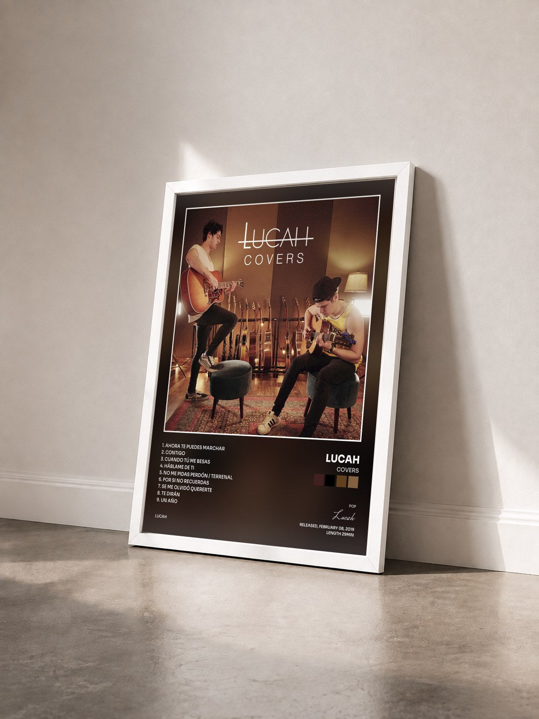 #blanc Tableau de l'album Covers de Lucah vu de trois quarts, cadre blanc