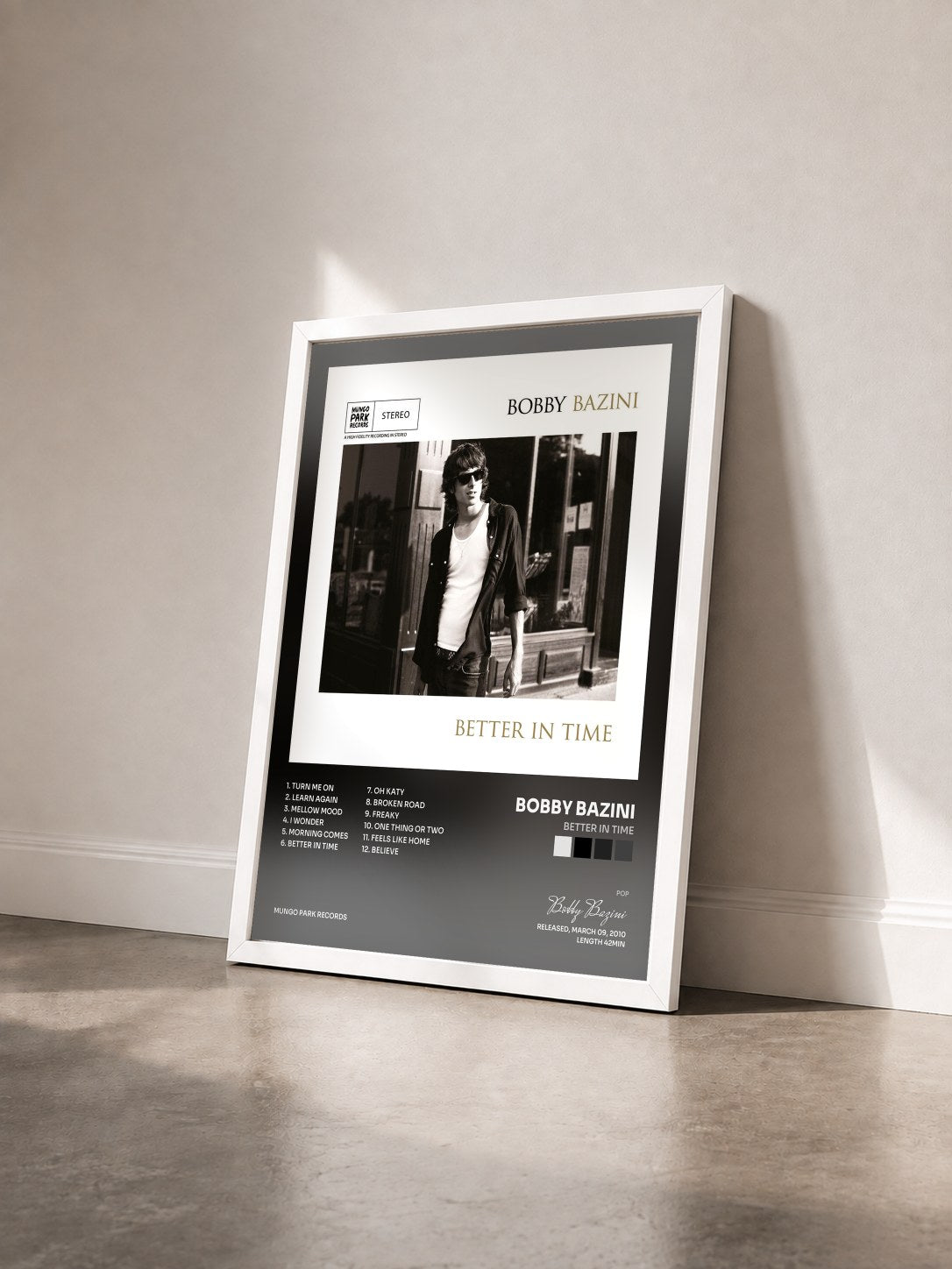 #blanc Tableau de l'album Better in Time de Bobby Bazini vu de trois quarts, cadre blanc