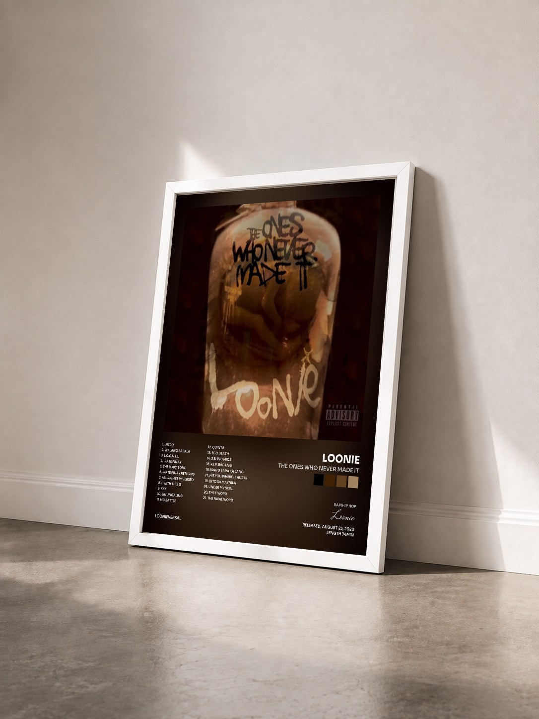 #blanc Tableau de l'album The Ones Who Never Made It de Loonie vu de trois quarts, cadre blanc