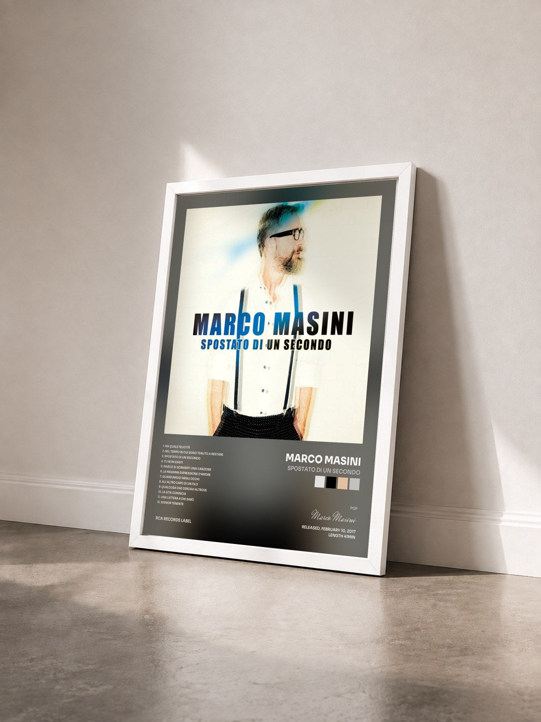 #blanc Tableau de l'album Spostato di un secondo de Marco Masini vu de trois quarts, cadre blanc