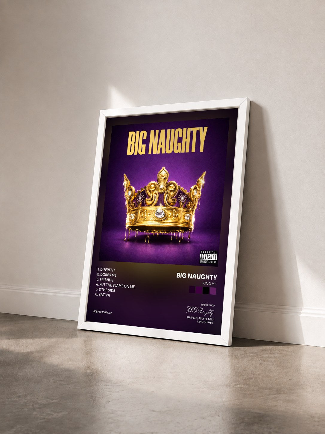 #blanc Tableau de l'album KING ME de BIG Naughty vu de trois quarts, cadre blanc