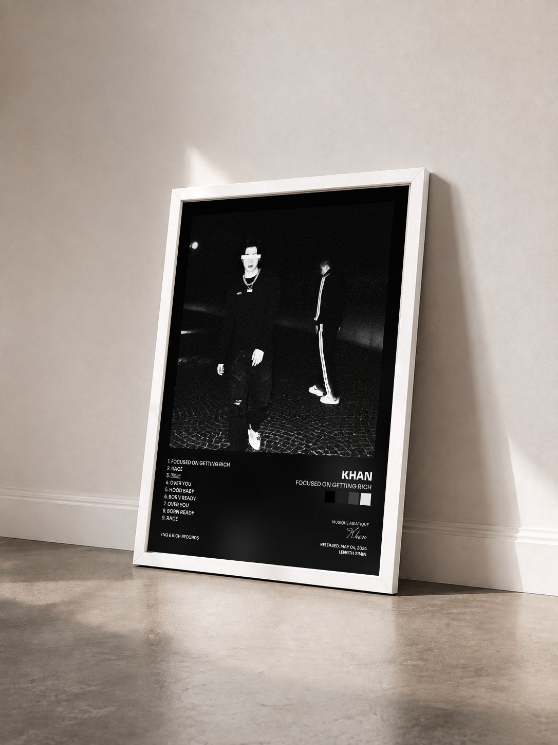 #blanc Tableau de l'album Focused On Getting Rich de Khan vu de trois quarts, cadre blanc
