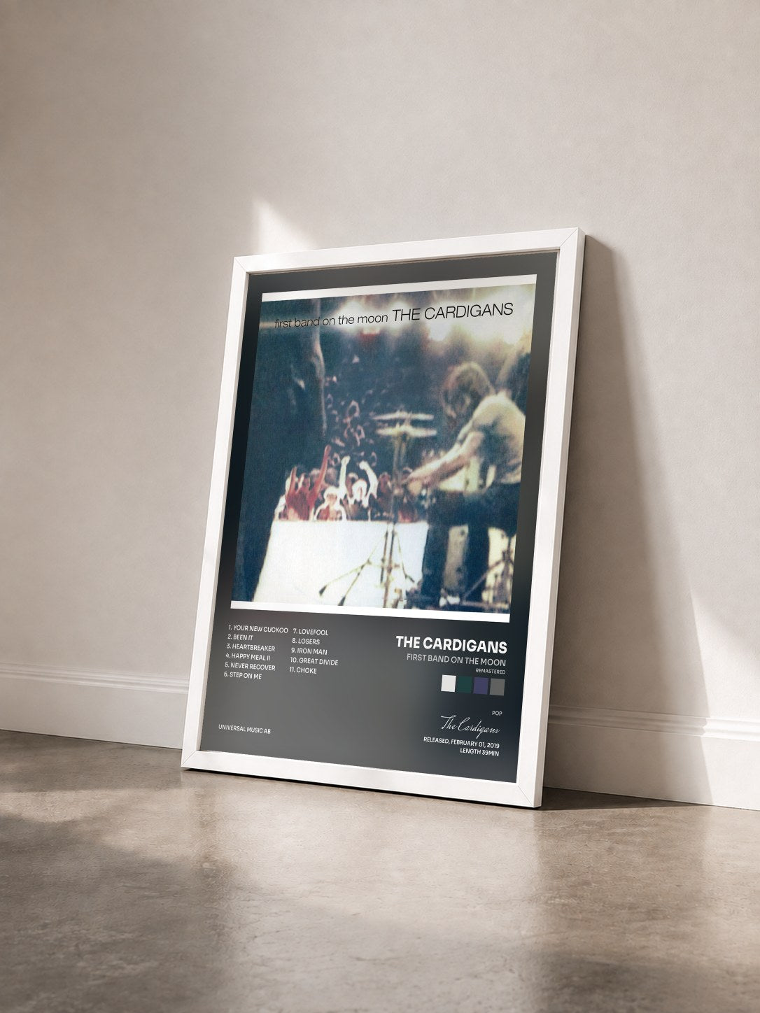 #blanc Tableau de l'album First Band On The Moon (Remastered) de The Cardigans vu de trois quarts, cadre blanc