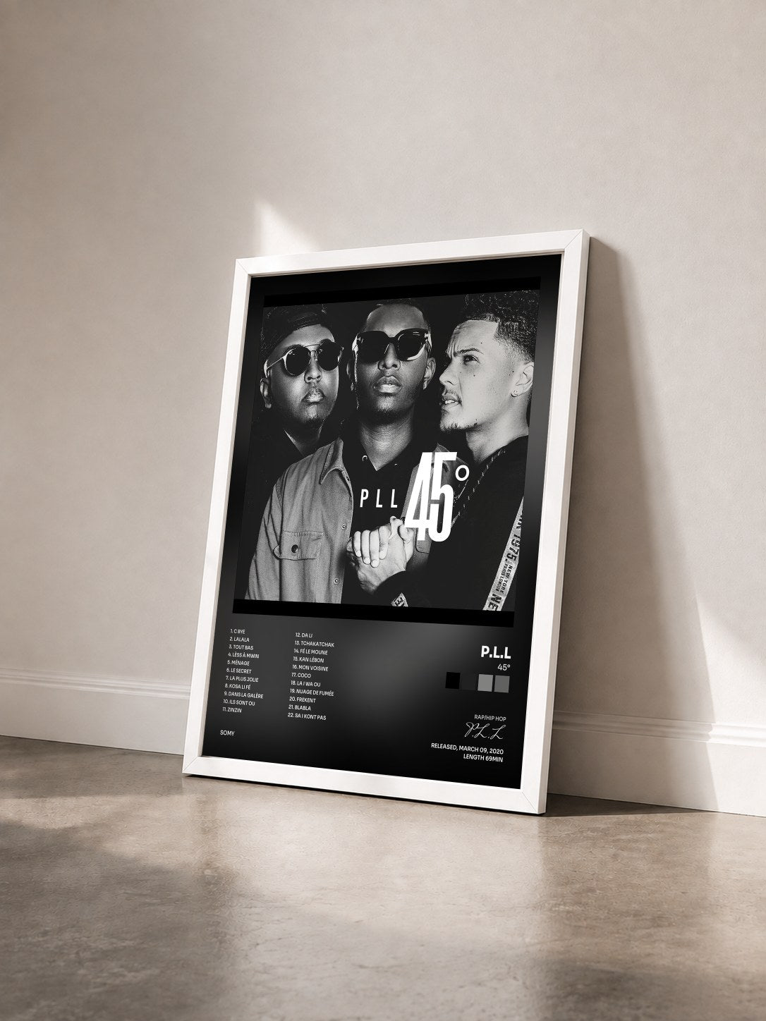 #blanc Tableau de l'album 45° de P.L.L vu de trois quarts, cadre blanc