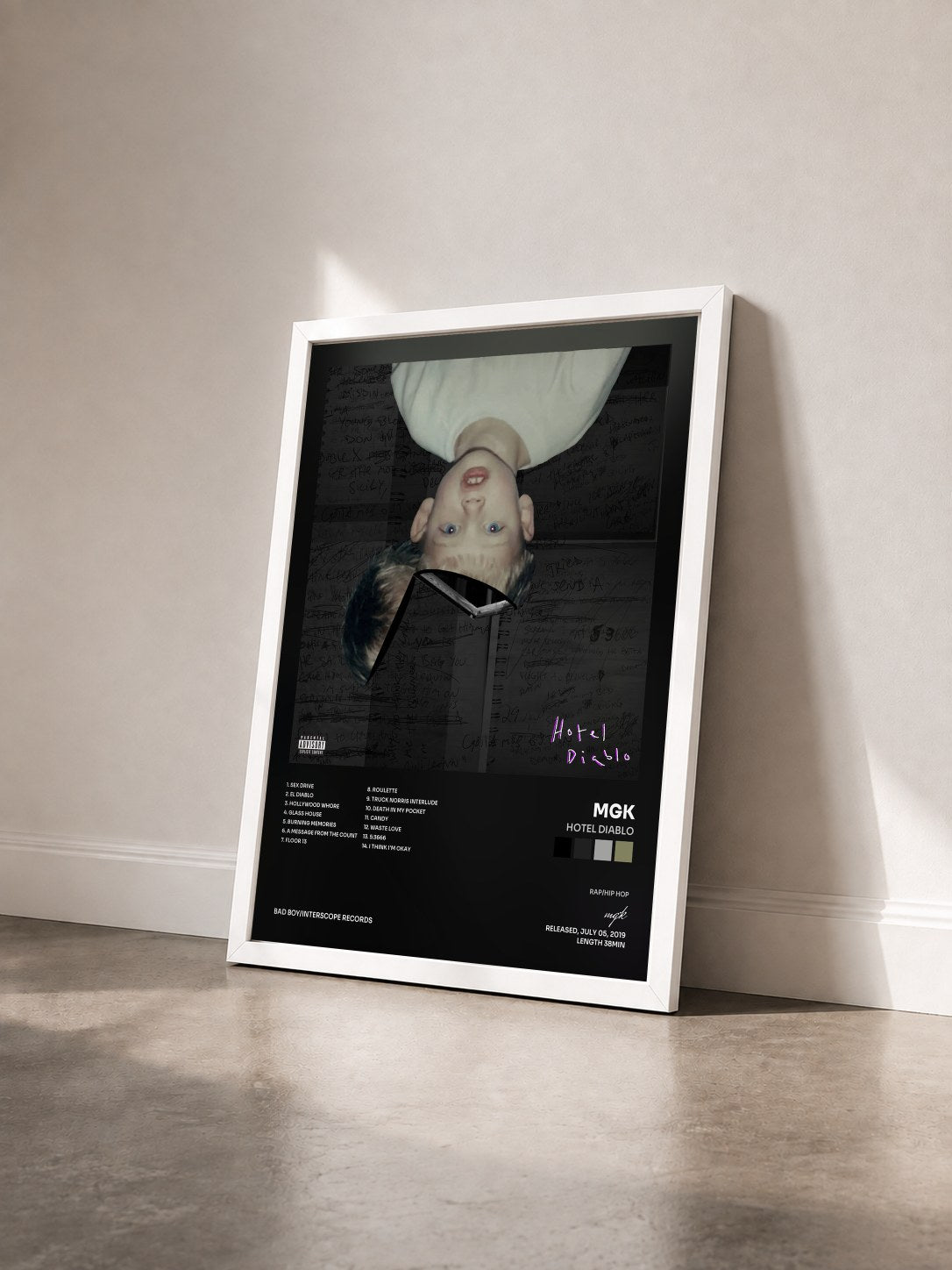 #blanc Tableau de l'album Hotel Diablo de mgk vu de trois quarts, cadre blanc
