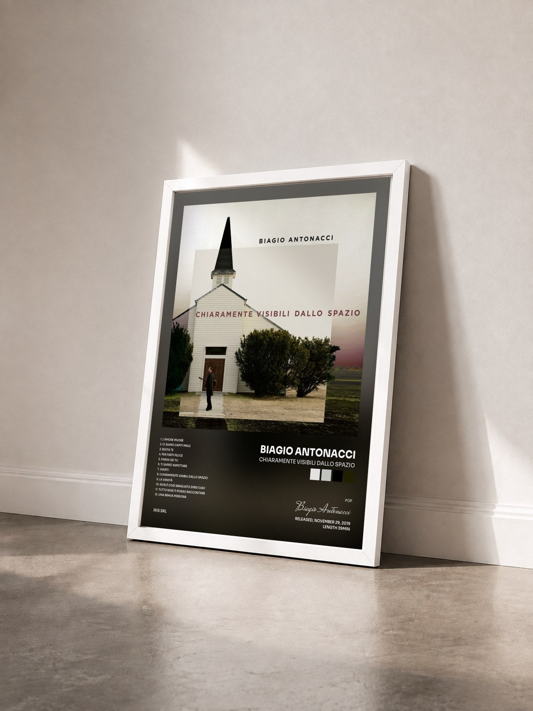 #blanc Tableau de l'album Chiaramente visibili dallo spazio de Biagio Antonacci vu de trois quarts, cadre blanc