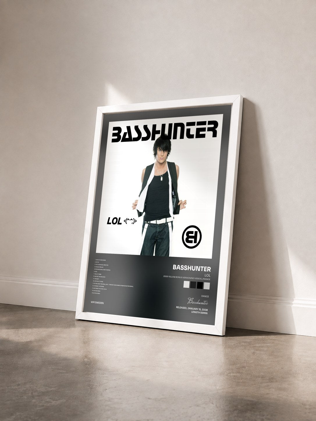#blanc Tableau de l'album LOL (2008 yellow bonus version/no videos_France) de Basshunter vu de trois quarts, cadre blanc