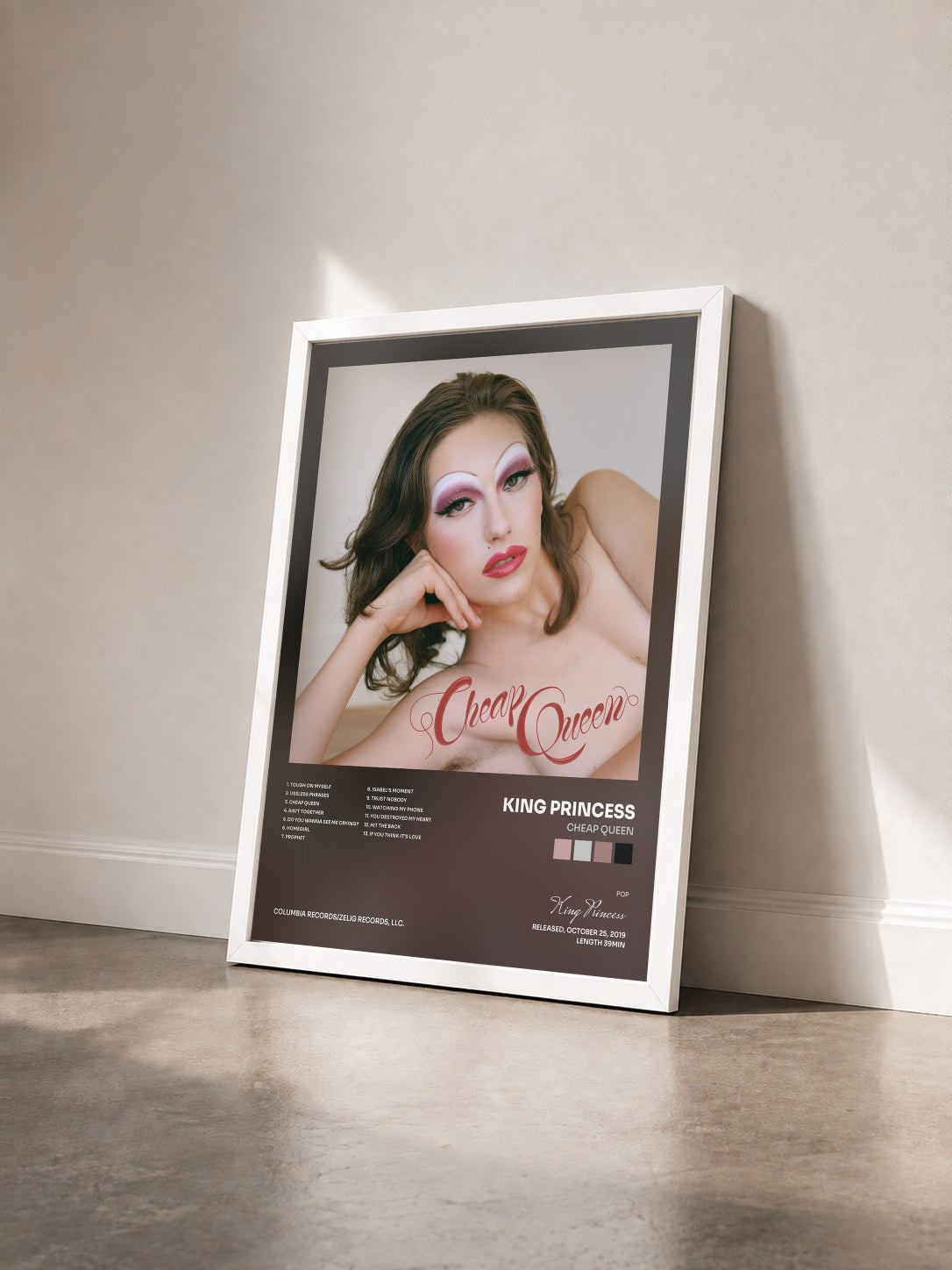 #blanc Tableau de l'album Cheap Queen de King Princess vu de trois quarts, cadre blanc