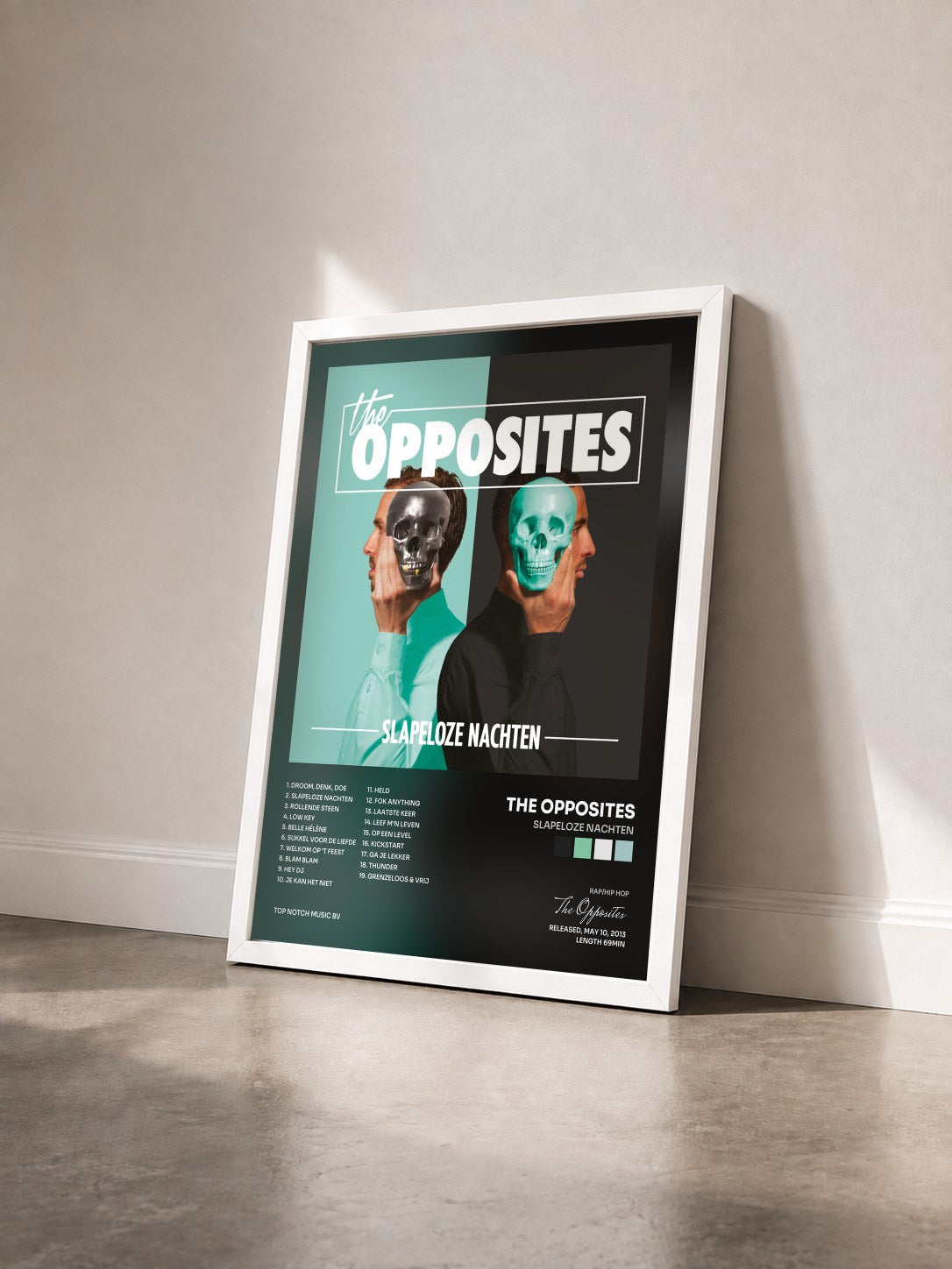 #blanc Tableau de l'album Slapeloze Nachten de The Opposites vu de trois quarts, cadre blanc