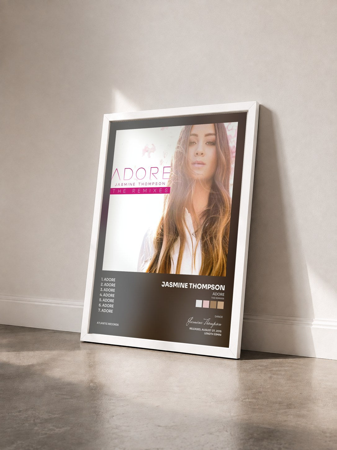 #blanc Tableau de l'album Adore (The Remixes) de Jasmine Thompson vu de trois quarts, cadre blanc