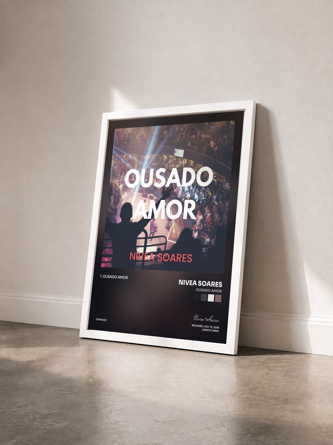 #blanc Tableau de l'album Ousado Amor de Nivea Soares vu de trois quarts, cadre blanc
