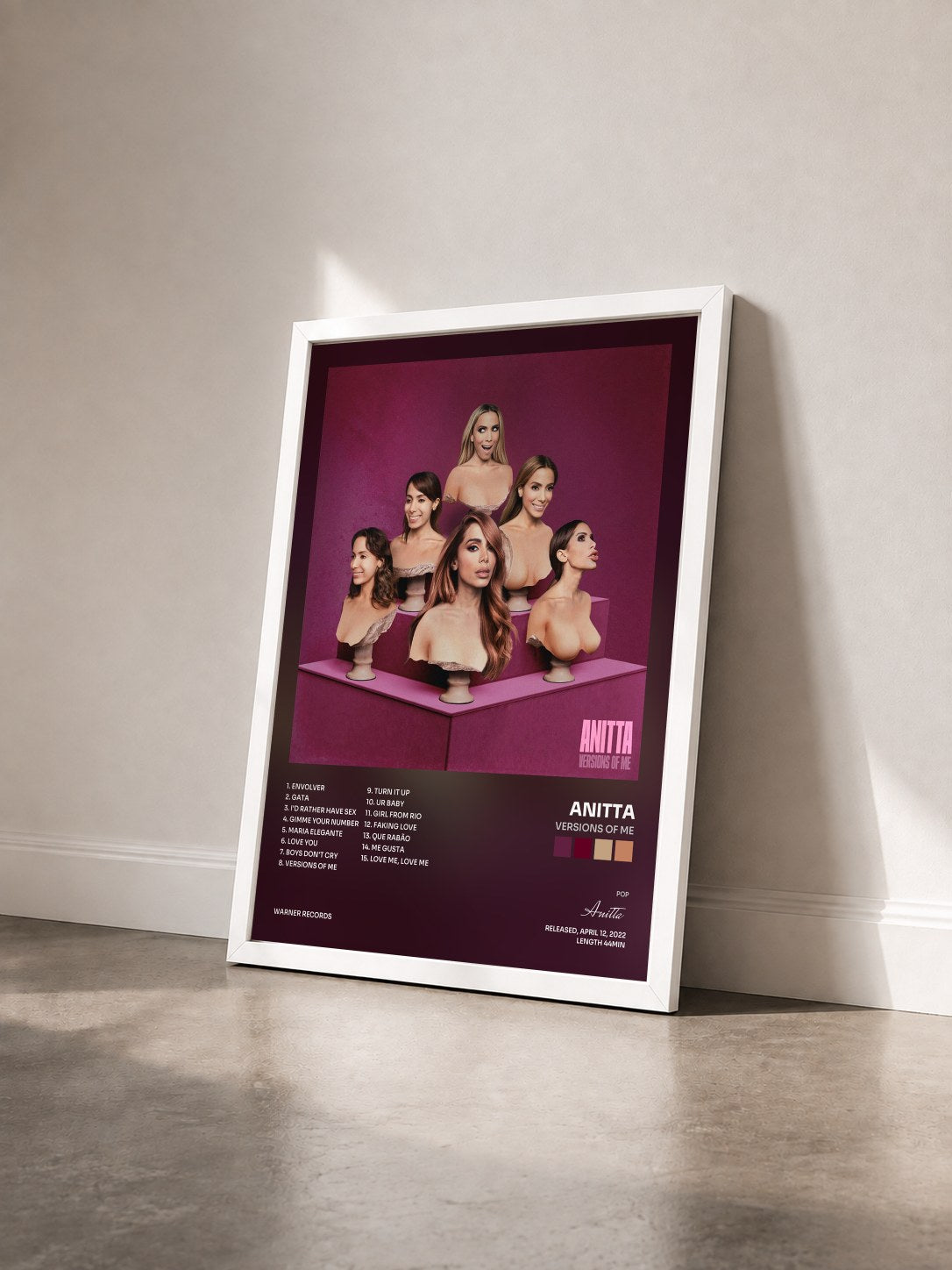 #blanc Tableau de l'album Versions of Me de Anitta vu de trois quarts, cadre blanc