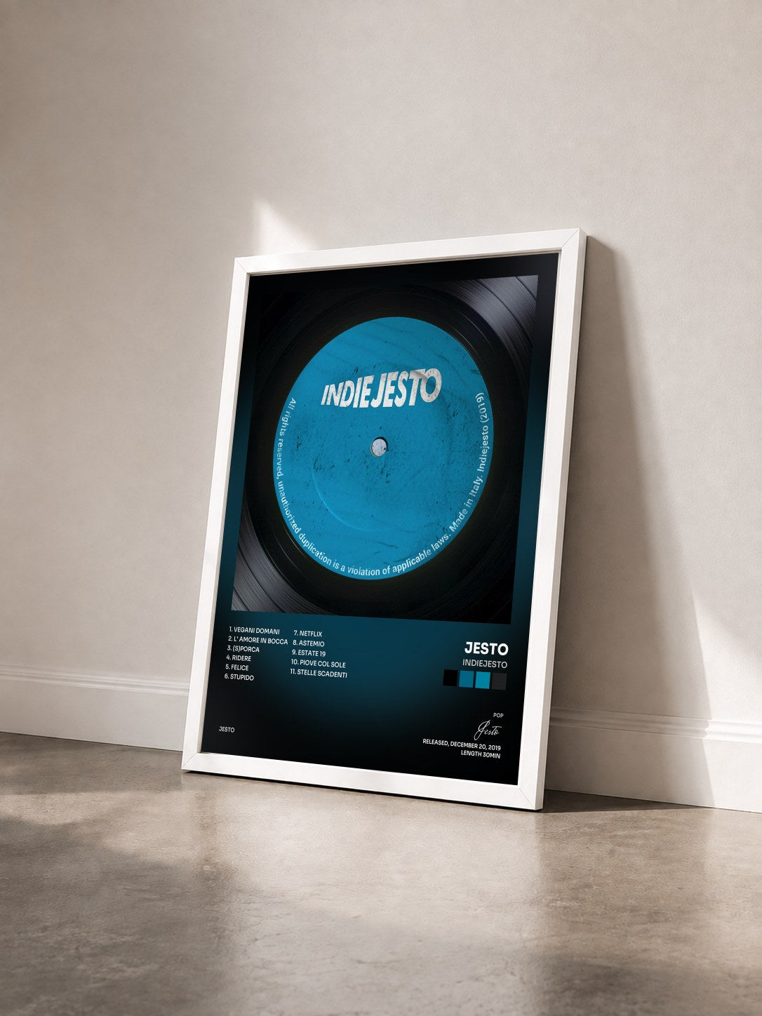 #blanc Tableau de l'album Indiejesto de Jesto vu de trois quarts, cadre blanc