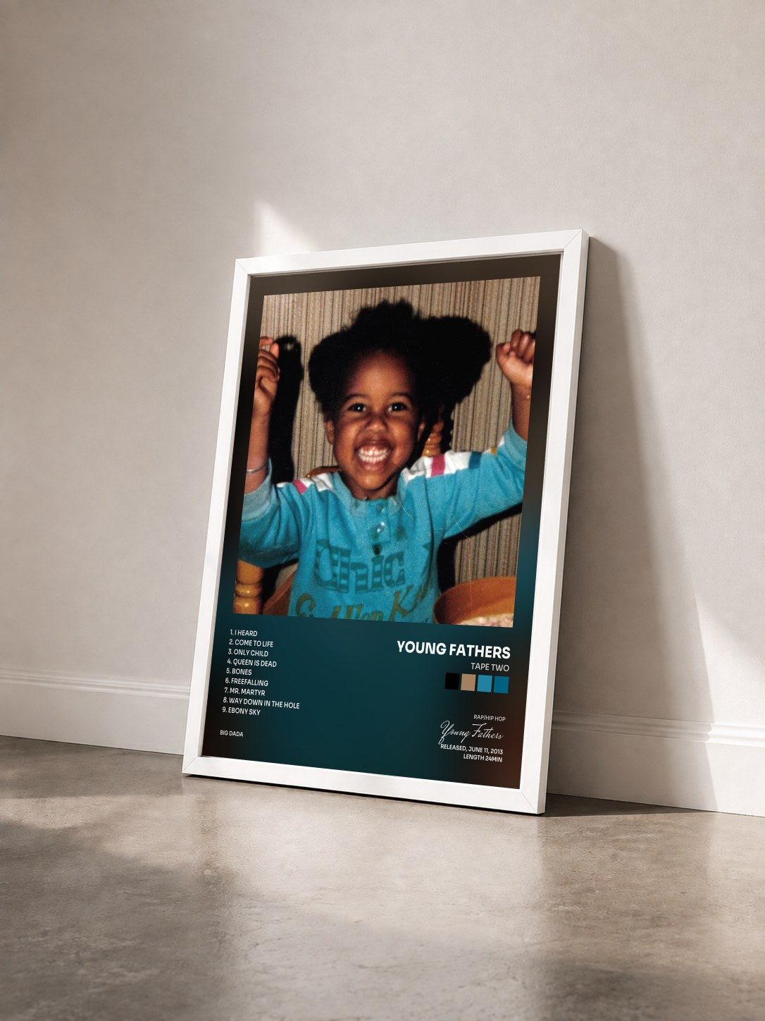 #blanc Tableau de l'album TAPE TWO de Young Fathers vu de trois quarts, cadre blanc