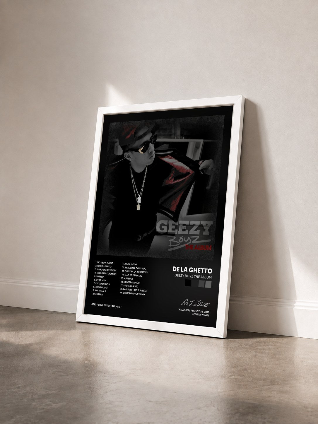 #blanc Tableau de l'album Geezy Boyz The Album de De La Ghetto vu de trois quarts, cadre blanc