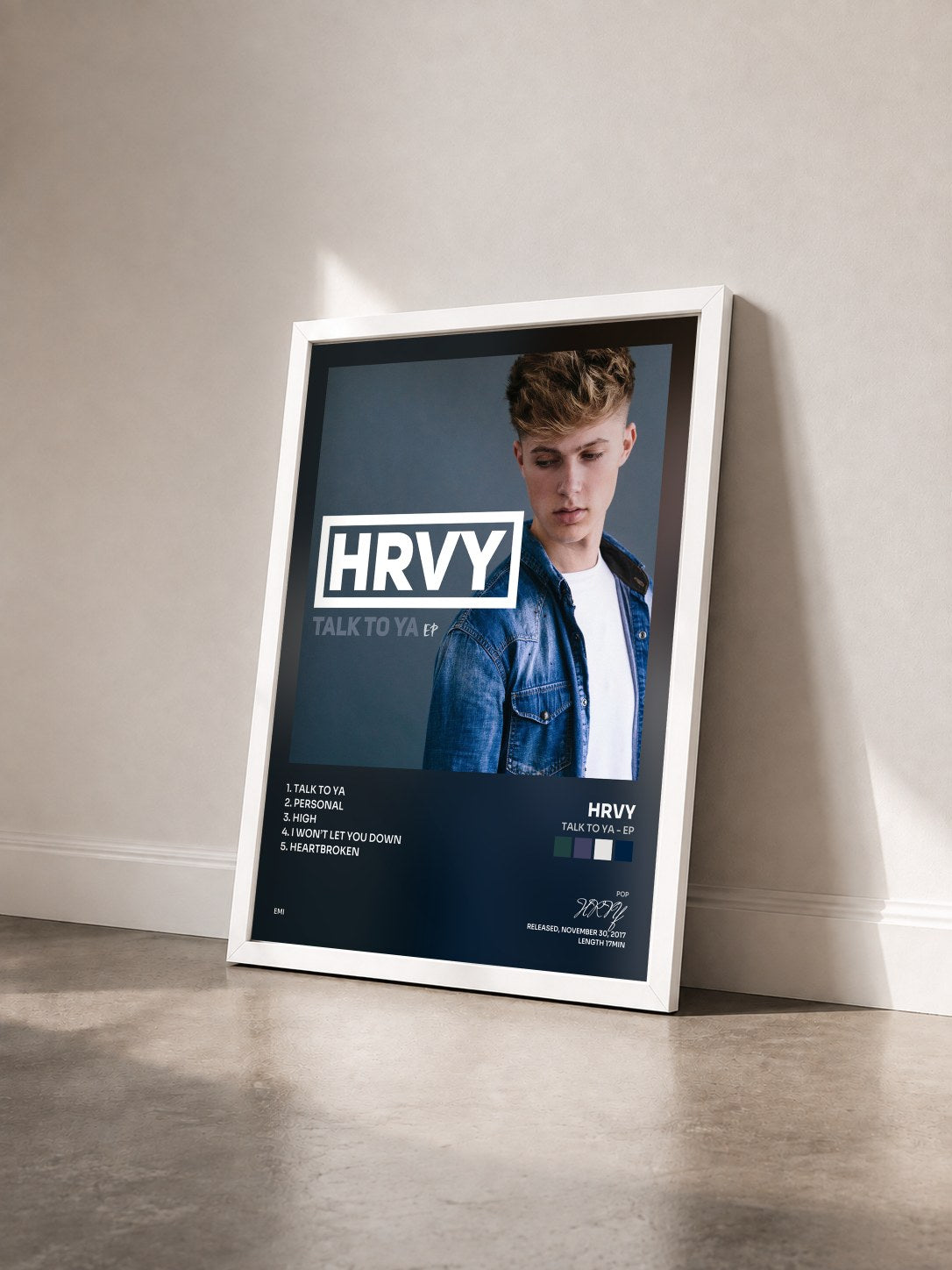 #blanc Tableau de l'album Talk To Ya - EP de HRVY vu de trois quarts, cadre blanc