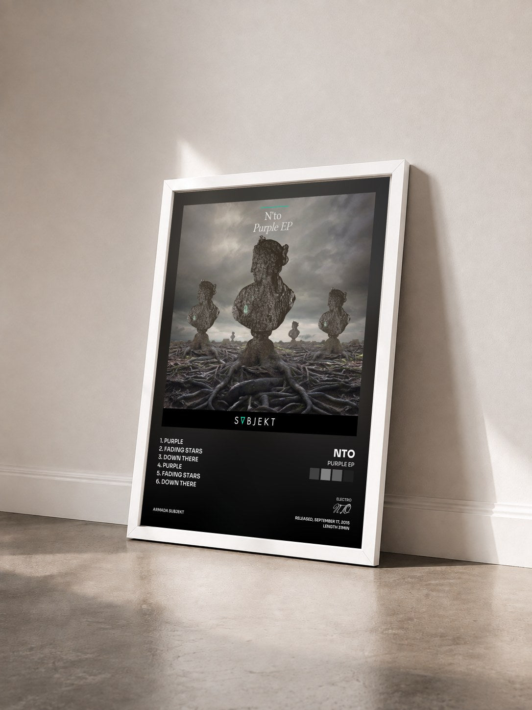 #blanc Tableau de l'album Purple EP de NTO vu de trois quarts, cadre blanc