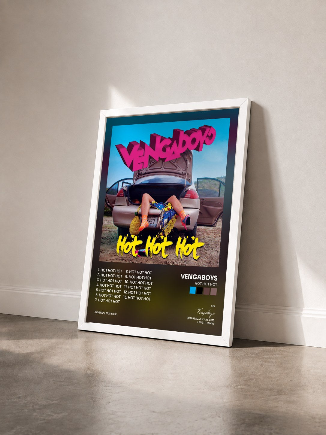 #blanc Tableau de l'album Hot Hot Hot de Vengaboys vu de trois quarts, cadre blanc