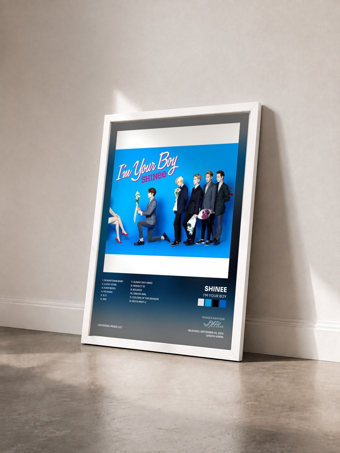 #blanc Tableau de l'album I'm Your Boy de SHINee vu de trois quarts, cadre blanc