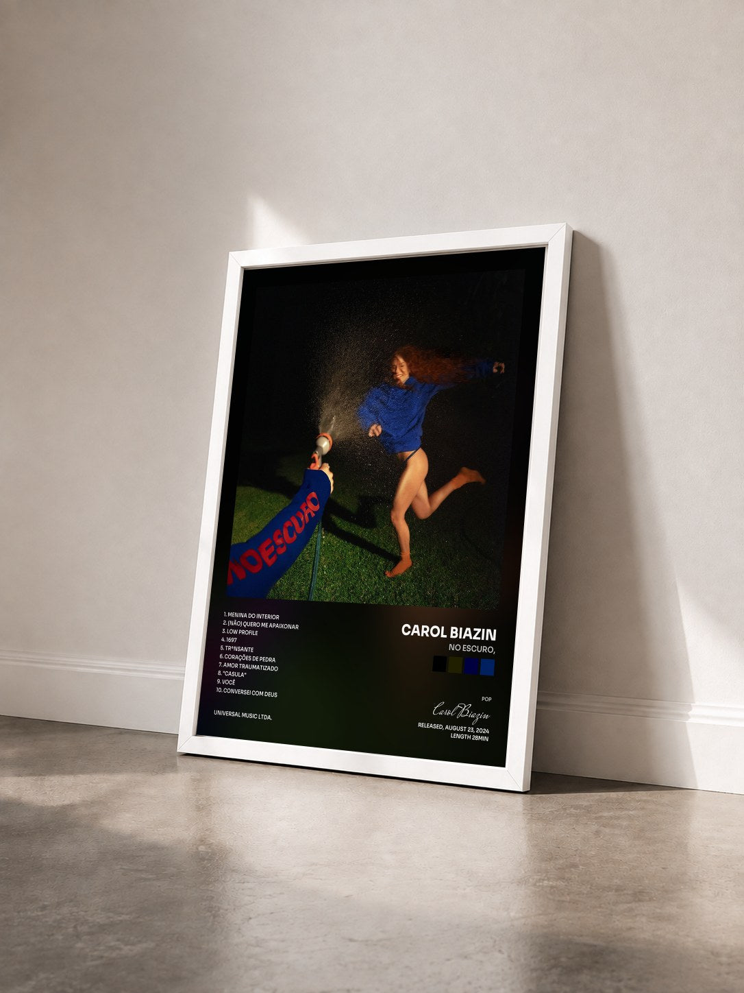 #blanc Tableau de l'album No Escuro, de Carol Biazin vu de trois quarts, cadre blanc