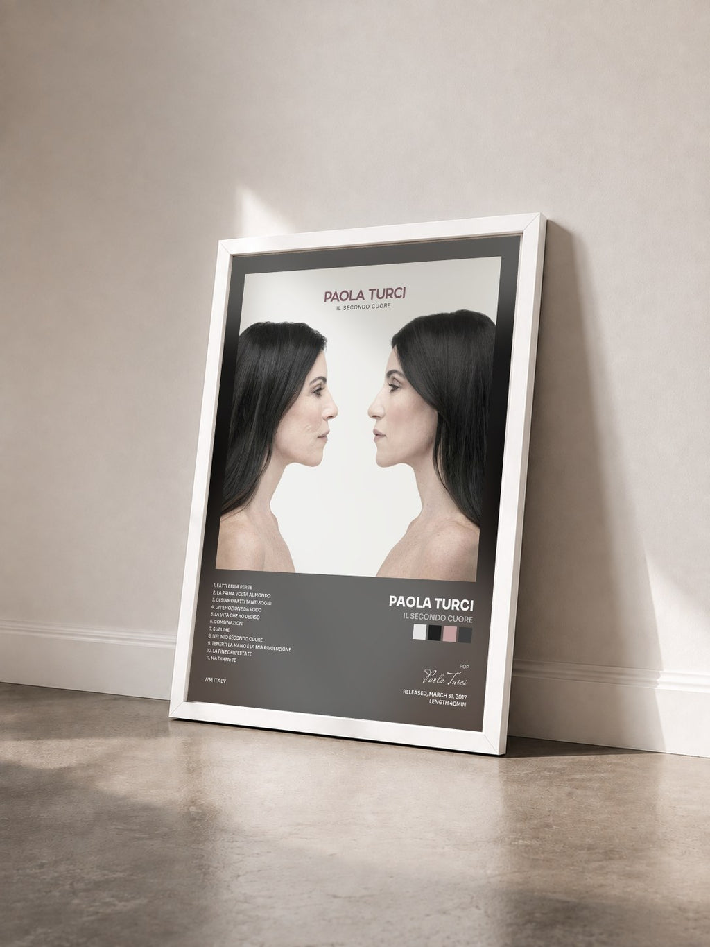 #blanc Tableau de l'album Il secondo cuore de Paola Turci vu de trois quarts, cadre blanc
