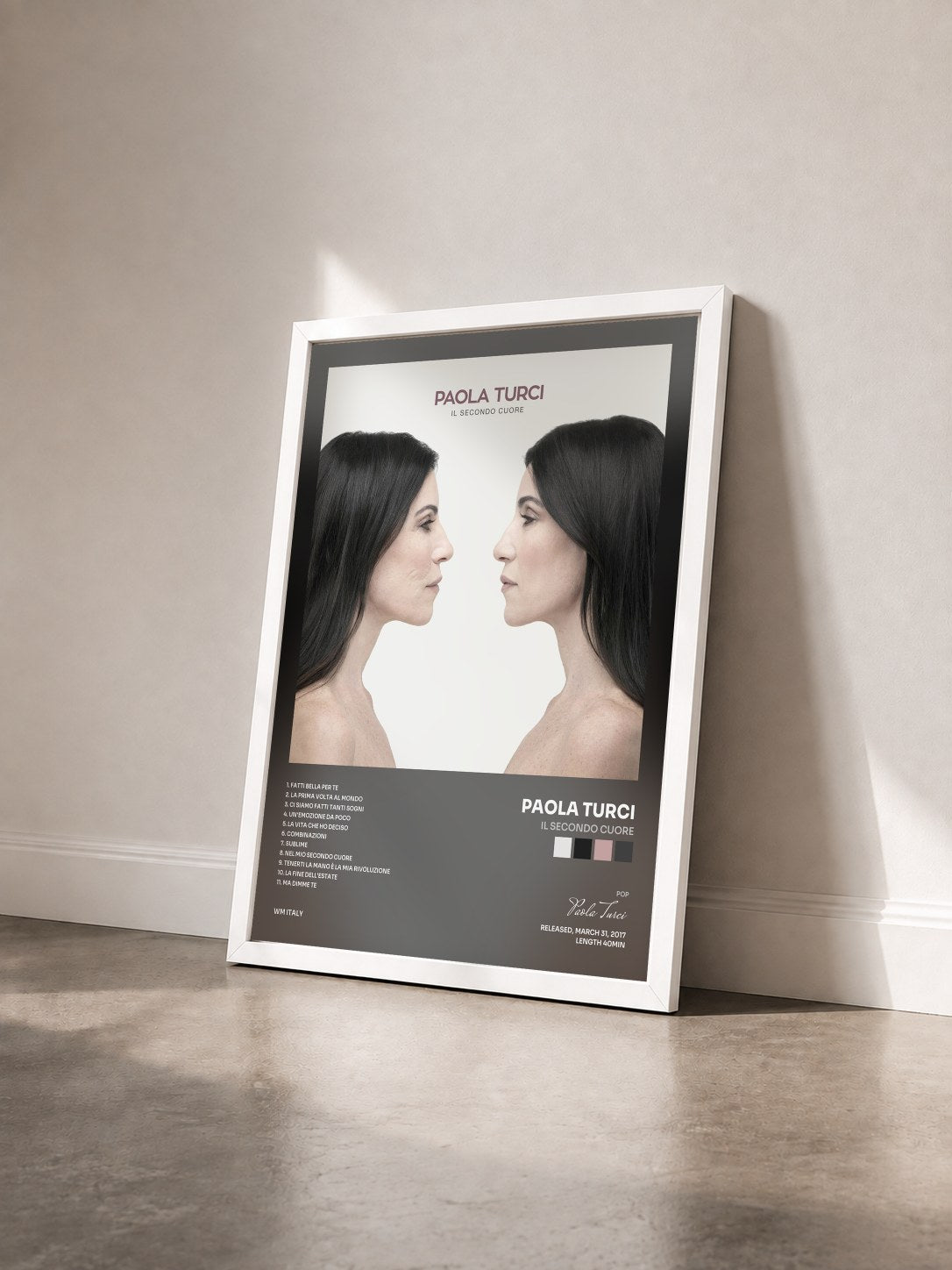 #blanc Tableau de l'album Il secondo cuore de Paola Turci vu de trois quarts, cadre blanc