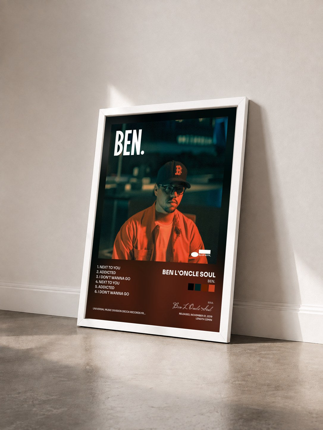 #blanc Tableau de l'album Ben. de Ben L'Oncle Soul vu de trois quarts, cadre blanc