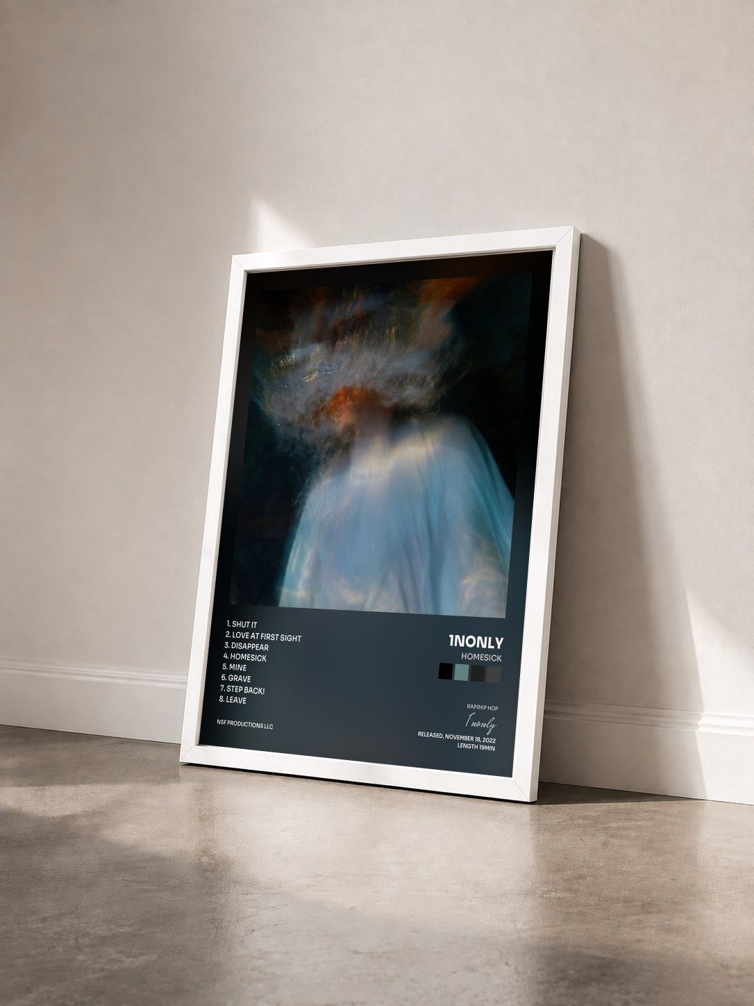#blanc Tableau de l'album Homesick de 1nonly vu de trois quarts, cadre blanc