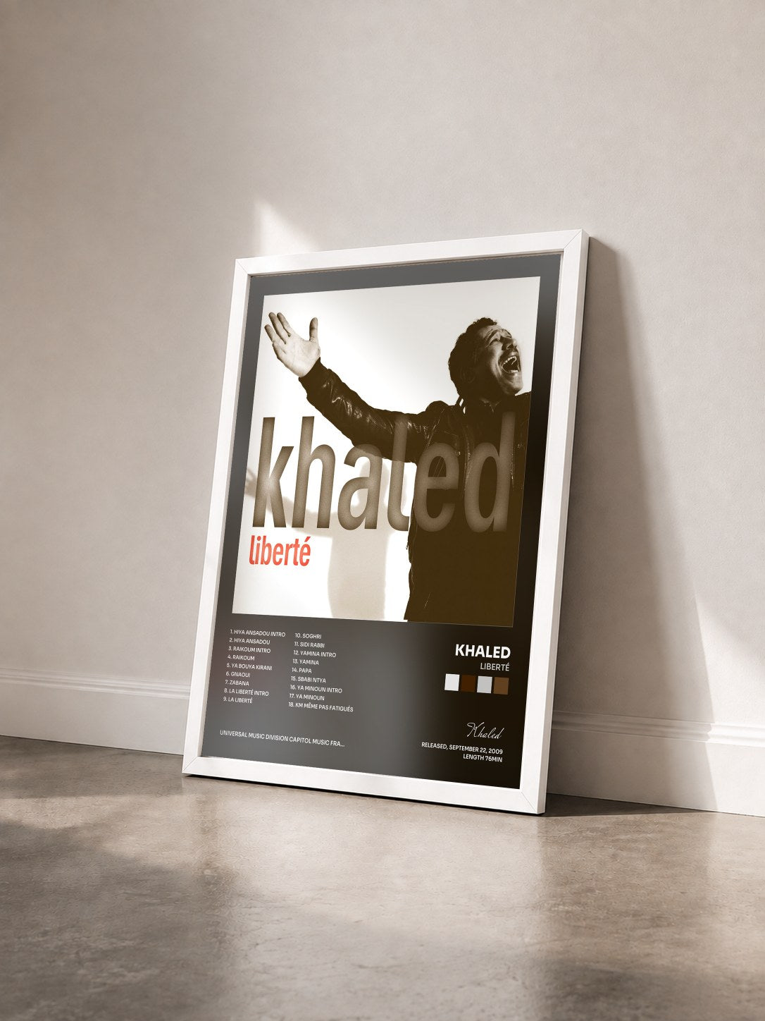 #blanc Tableau de l'album Liberté de Khaled vu de trois quarts, cadre blanc