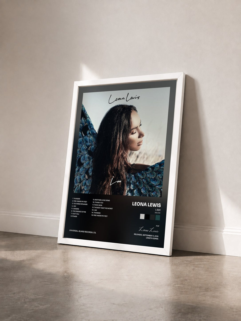 #blanc Tableau de l'album I Am (Deluxe) de Leona Lewis vu de trois quarts, cadre blanc