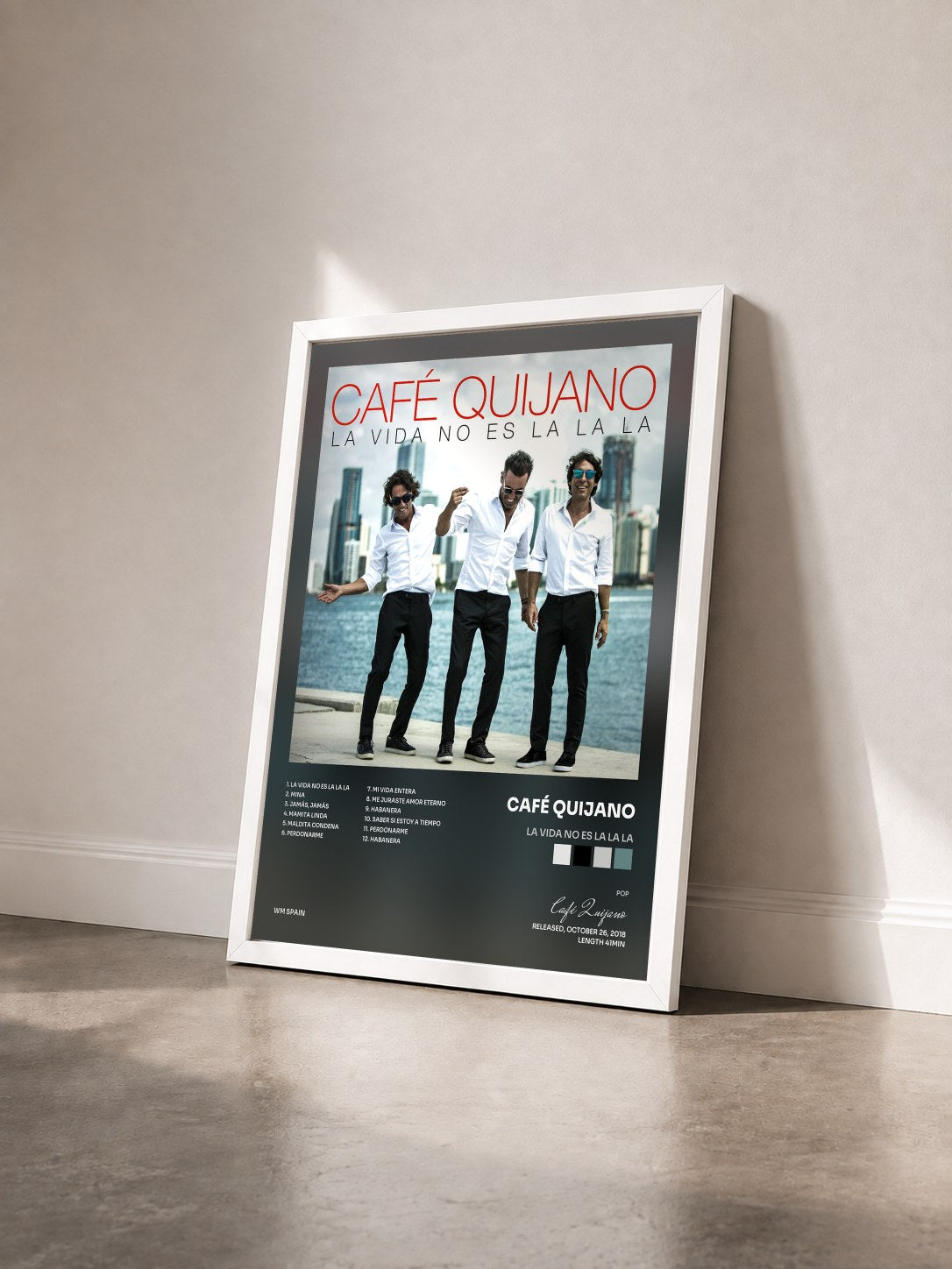 #blanc Tableau de l'album La vida no es La la la de Café Quijano vu de trois quarts, cadre blanc