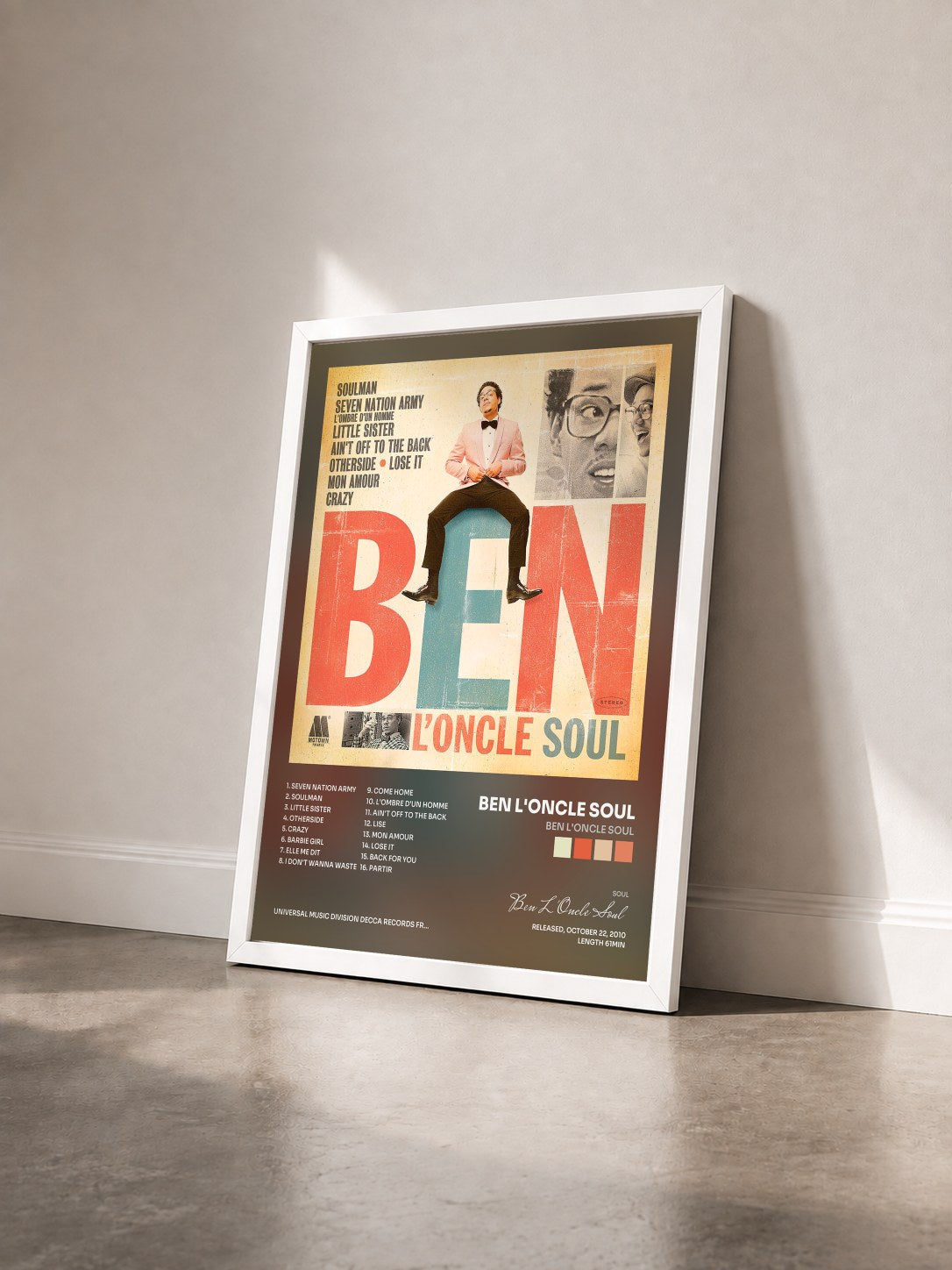 #blanc Tableau de l'album Ben L'Oncle Soul de Ben L'Oncle Soul vu de trois quarts, cadre blanc