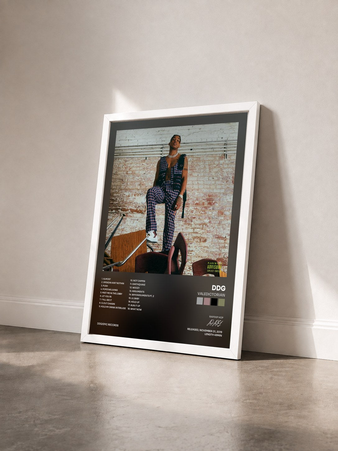 #blanc Tableau de l'album VALEDICTORIAN de DDG vu de trois quarts, cadre blanc