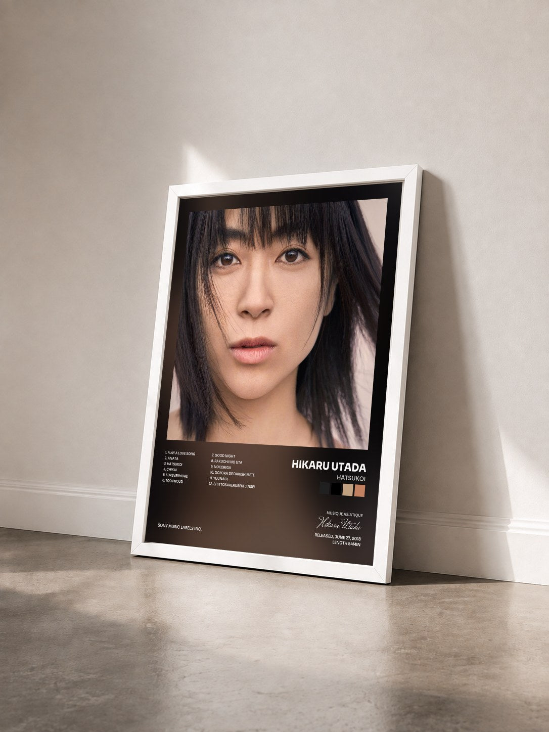 #blanc Tableau de l'album Hatsukoi de Hikaru Utada vu de trois quarts, cadre blanc