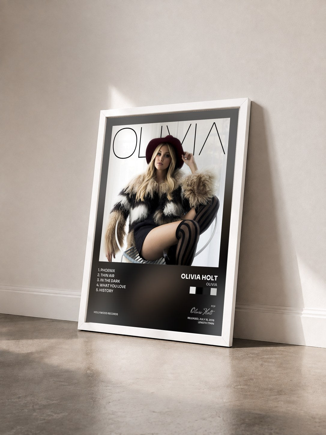 #blanc Tableau de l'album Olivia de Olivia Holt vu de trois quarts, cadre blanc