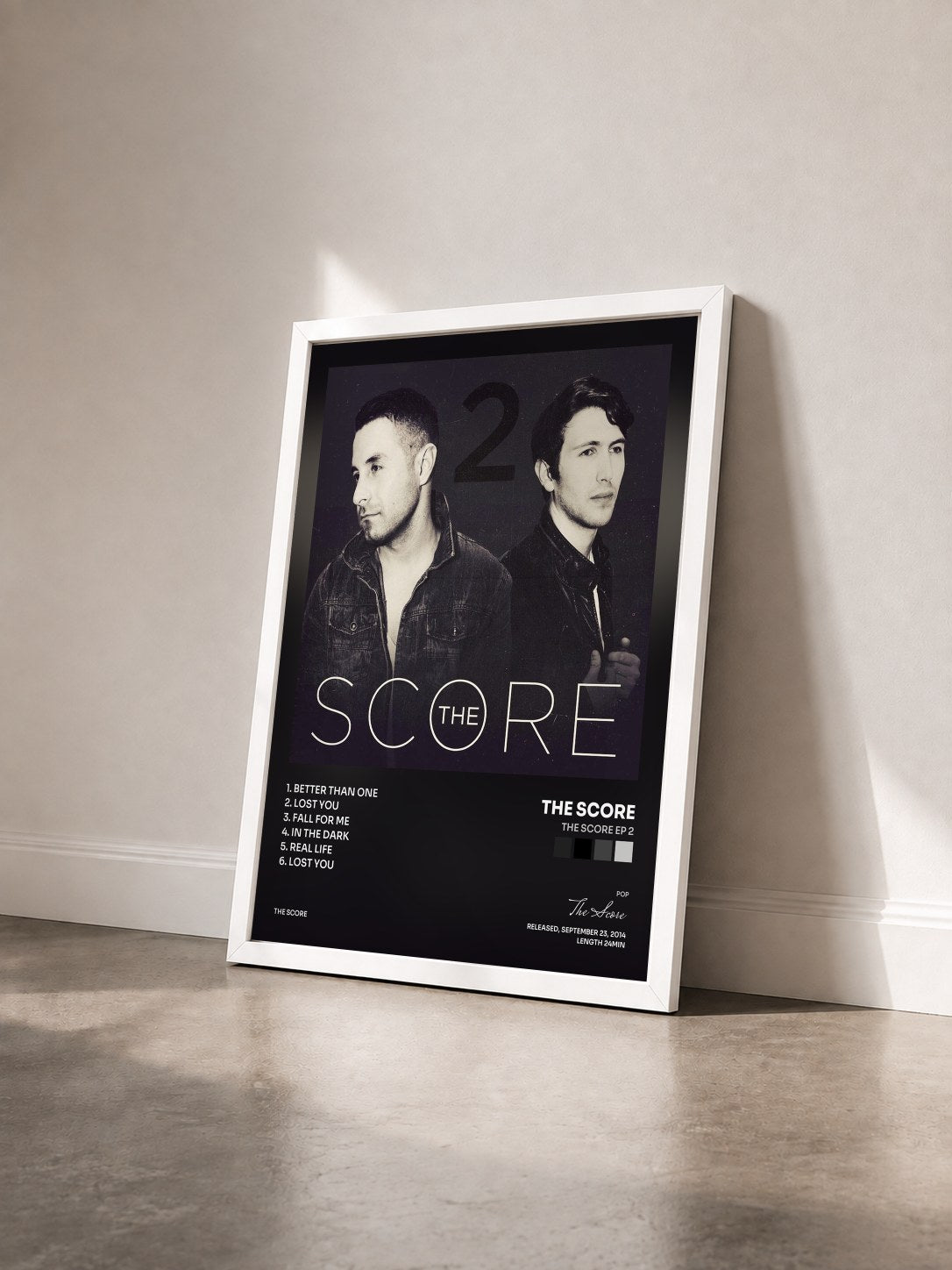 #blanc Tableau de l'album The Score EP 2 de The Score vu de trois quarts, cadre blanc