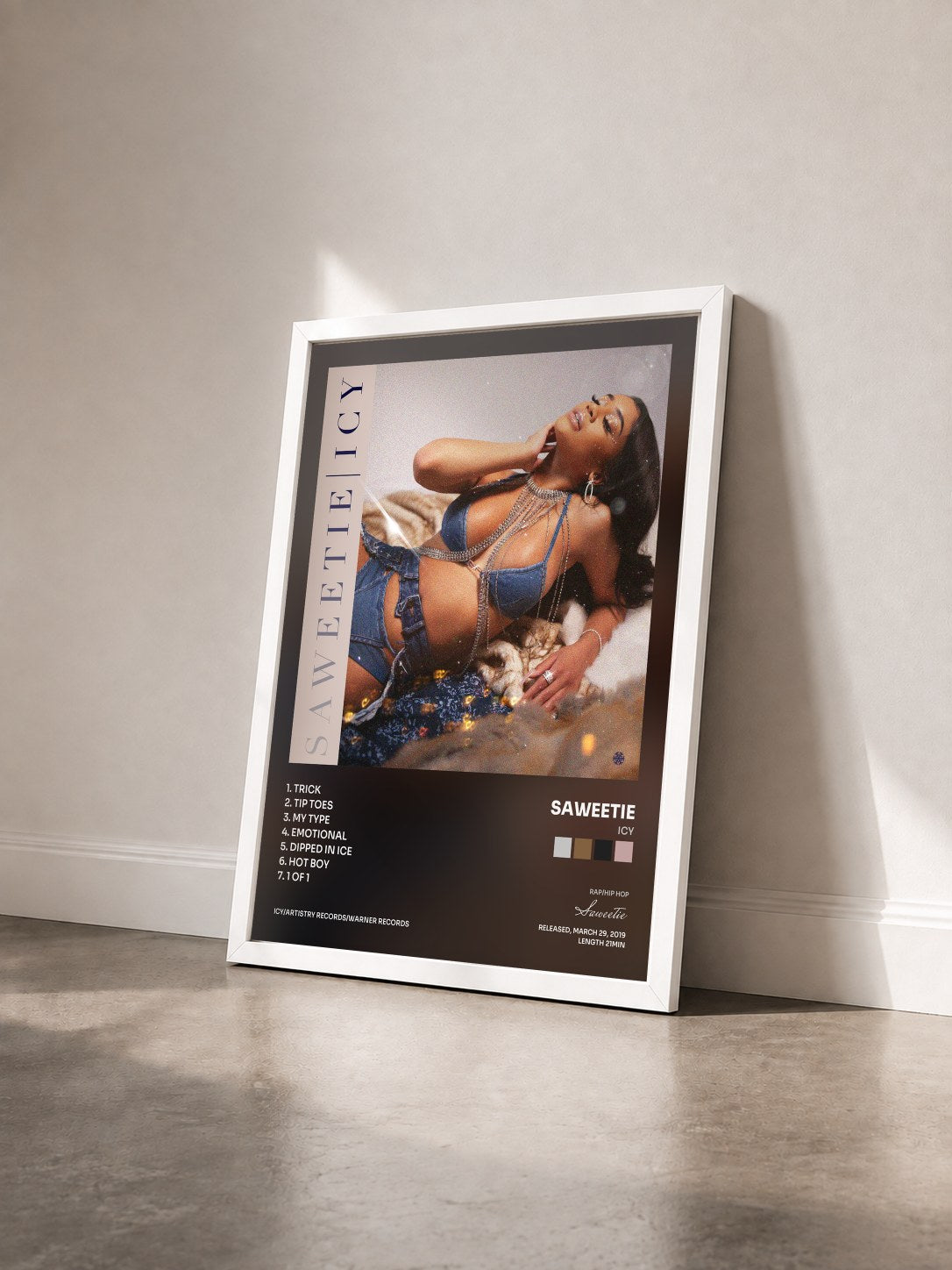 #blanc Tableau de l'album ICY de Saweetie vu de trois quarts, cadre blanc
