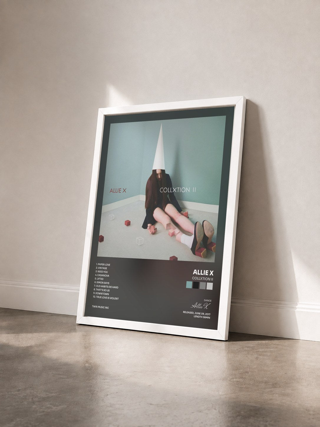 #blanc Tableau de l'album CollXtion II de Allie X vu de trois quarts, cadre blanc