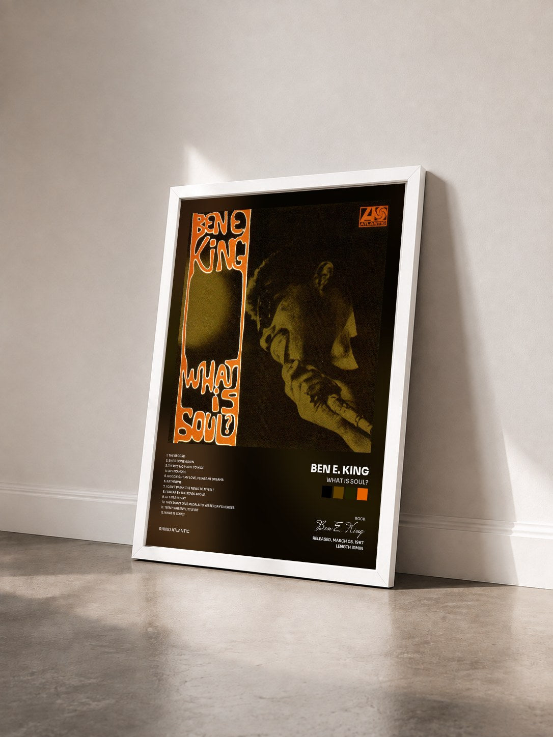 #blanc Tableau de l'album What Is Soul? de Ben E. King vu de trois quarts, cadre blanc