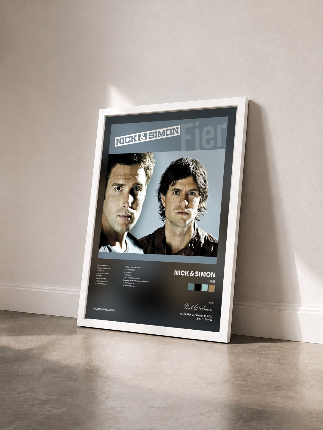 #blanc Tableau de l'album Fier de Nick & Simon vu de trois quarts, cadre blanc