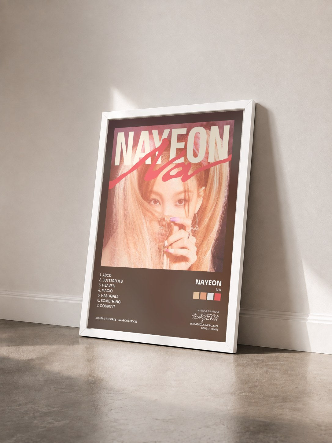 #blanc Tableau de l'album NA de NAYEON vu de trois quarts, cadre blanc