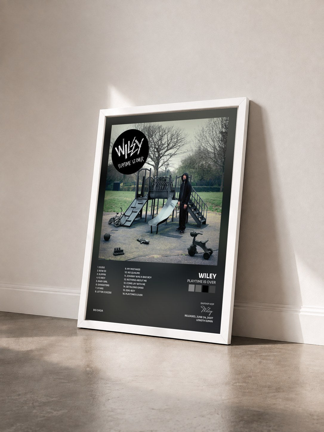 #blanc Tableau de l'album Playtime Is Over de Wiley vu de trois quarts, cadre blanc