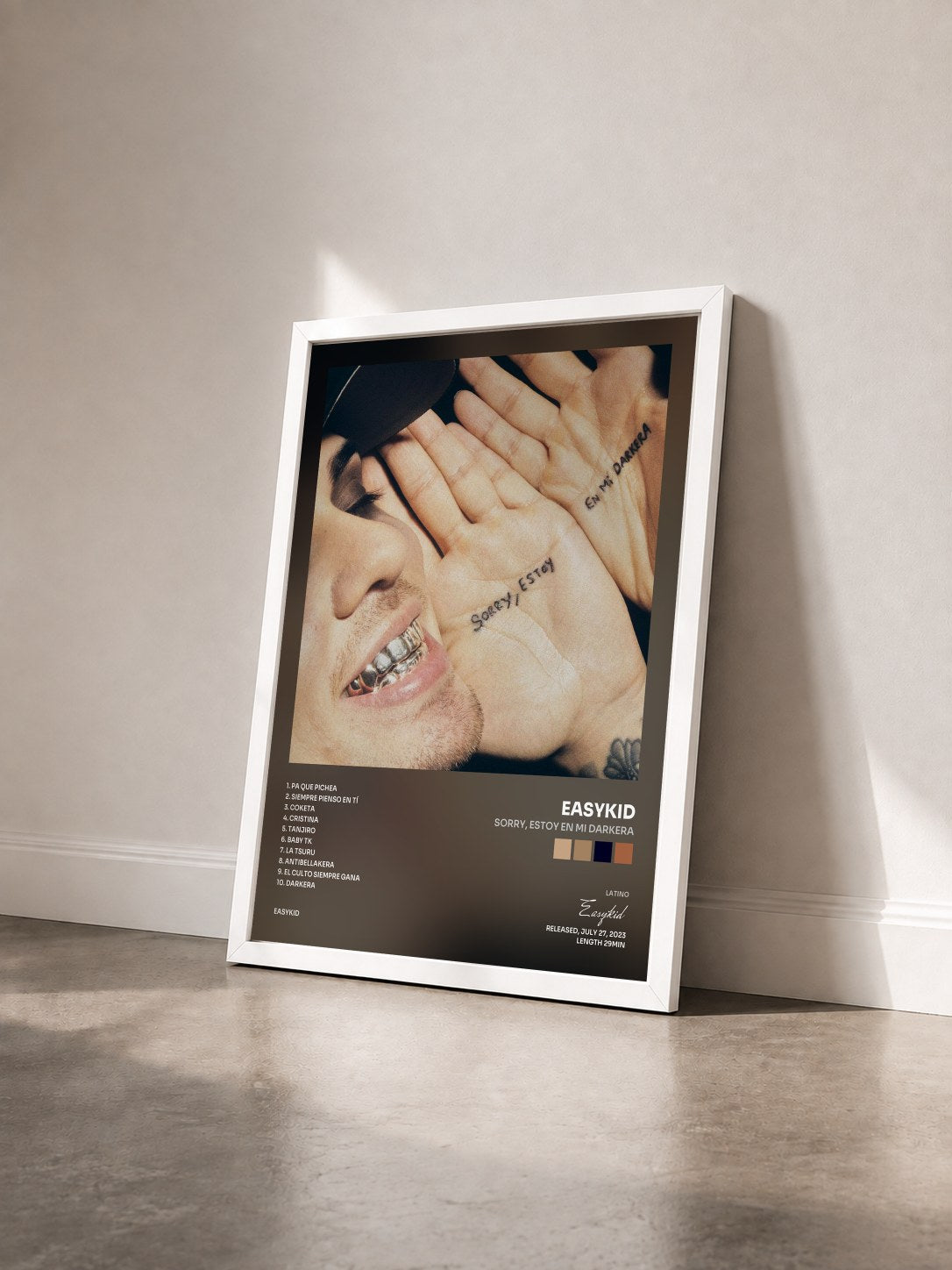 #blanc Tableau de l'album Sorry, Estoy en Mi Darkera de Easykid vu de trois quarts, cadre blanc