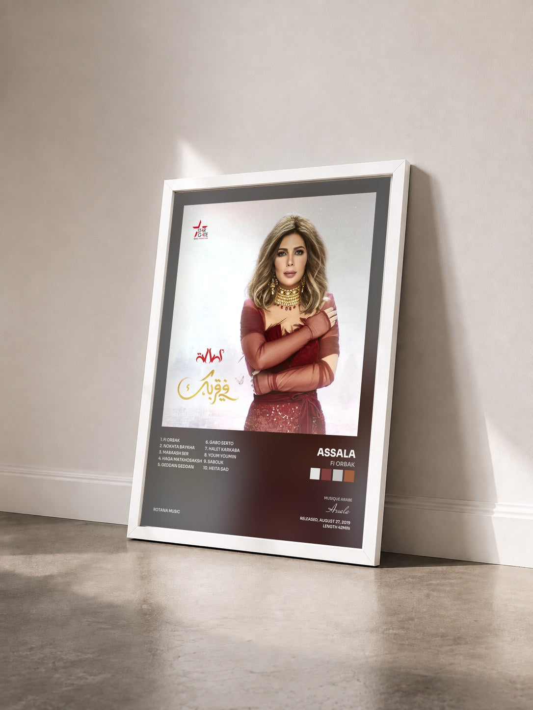 #blanc Tableau de l'album Fi Orbak de Assala vu de trois quarts, cadre blanc